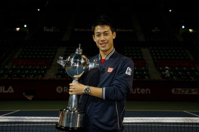 Kei Nishikori, japonski superzvezdnik, je začrtal nove mejnike azijskega tenisa. Samuraj iz dežele vzhajajočega sonca na sliki pozira z drugo lovoriko domačega turnirja v Tokiu.